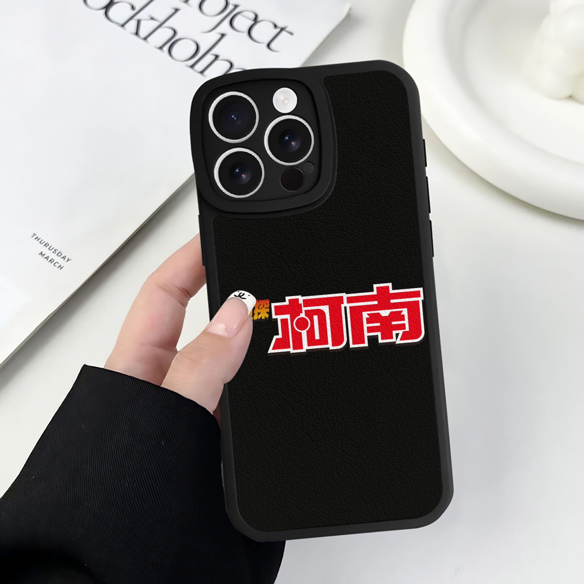 （画像用） 名探偵コナン Detective Conan 【iPhone 16シリーズ対応】シリコンスマホケース（レザー調） 材質：シリコン